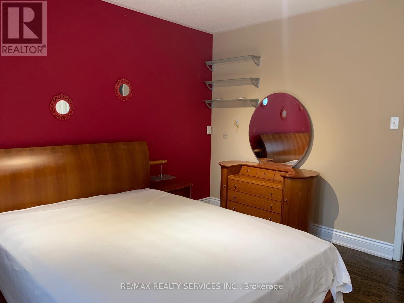 201 Bristol Road E, Mississauga, ON - Indoor Photo Showing Bedroom