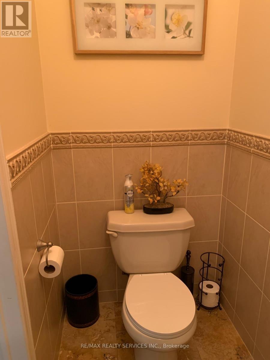 201 Bristol Road E, Mississauga, ON - Indoor Photo Showing Bathroom