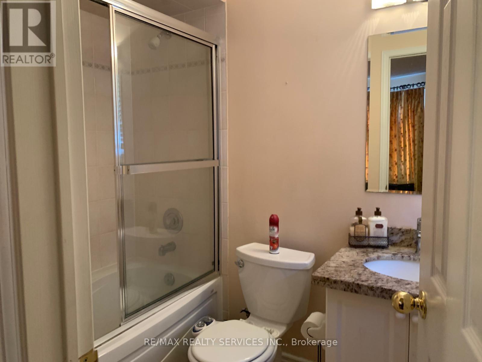 201 Bristol Road E, Mississauga, ON - Indoor Photo Showing Bathroom