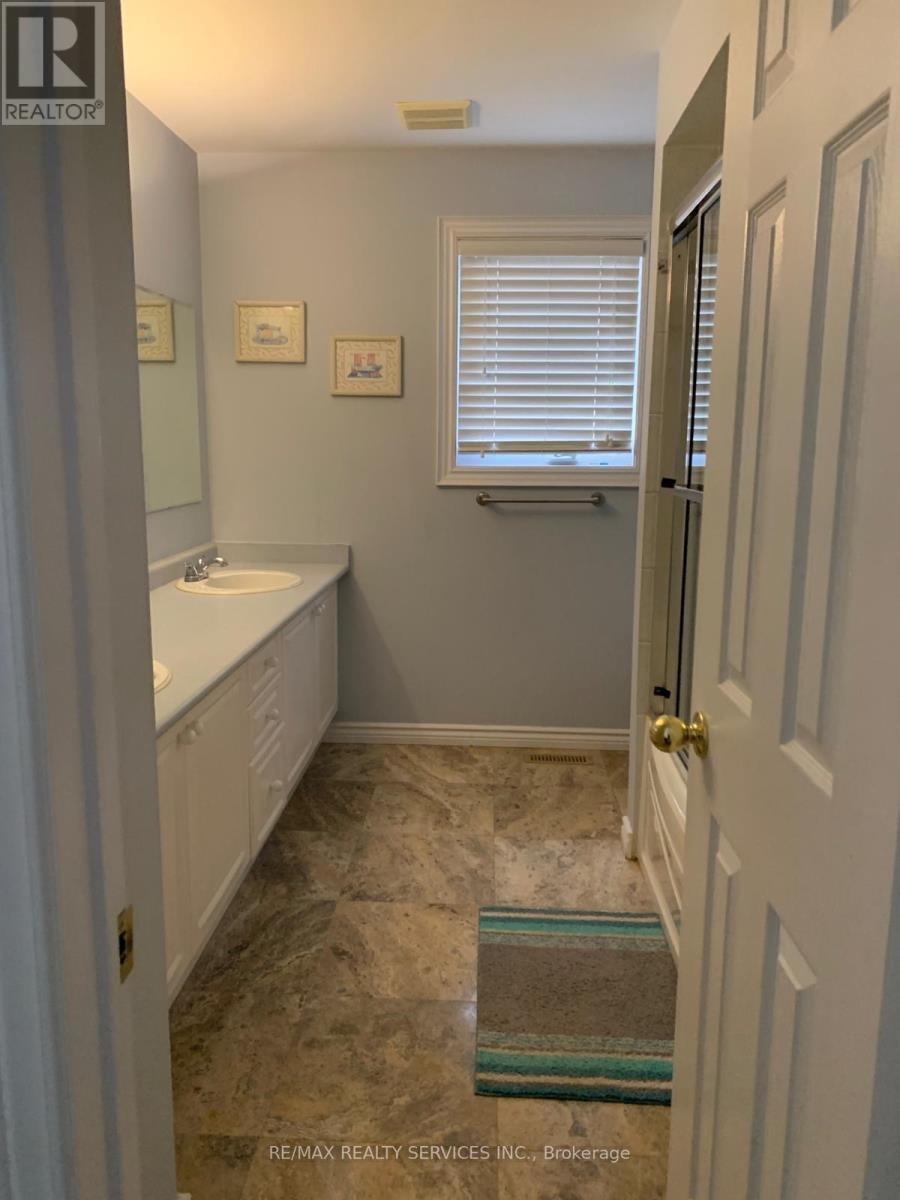 201 Bristol Road E, Mississauga, ON - Indoor Photo Showing Bathroom