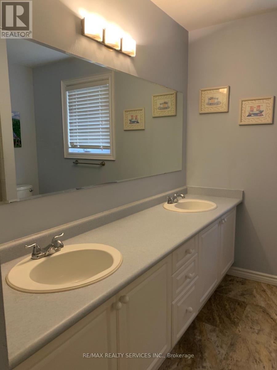 201 Bristol Road E, Mississauga, ON - Indoor Photo Showing Bathroom