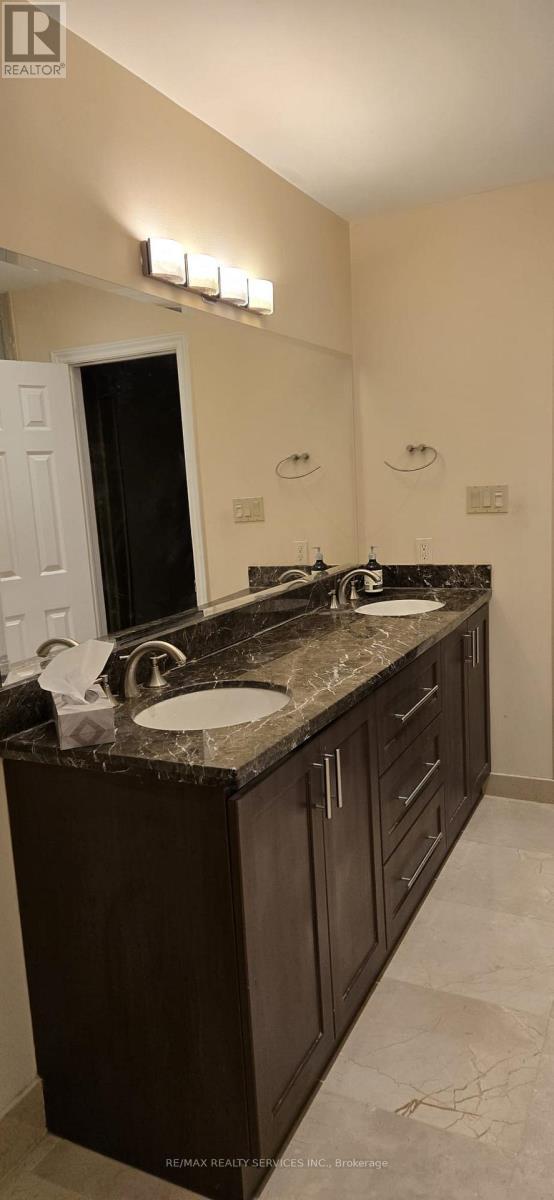 201 Bristol Road E, Mississauga, ON - Indoor Photo Showing Bathroom