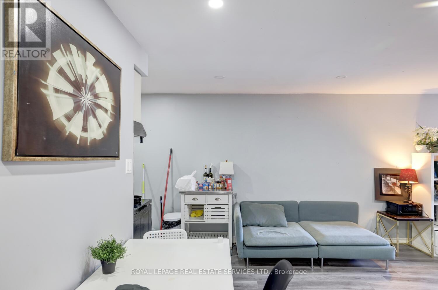 894 College Street, Toronto, ON