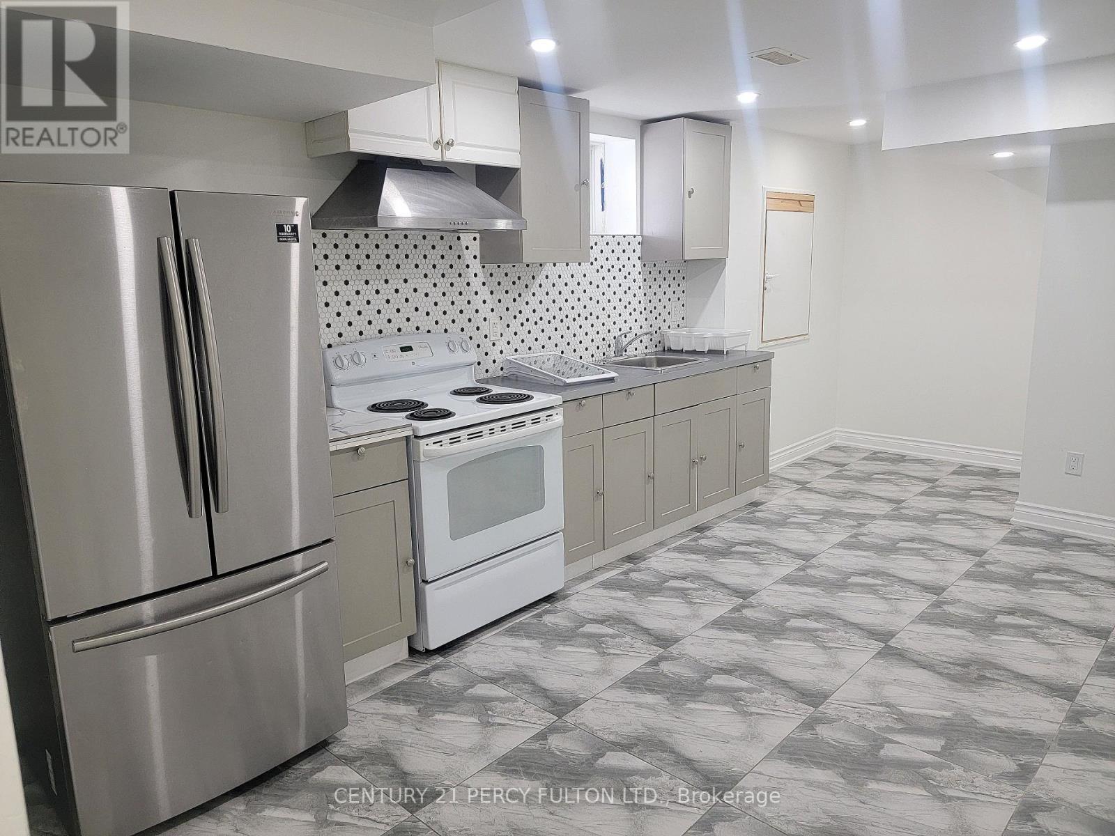 Bsmt - 120 Westfield Drive, Whitby, ON - Indoor Photo Showing Kitchen