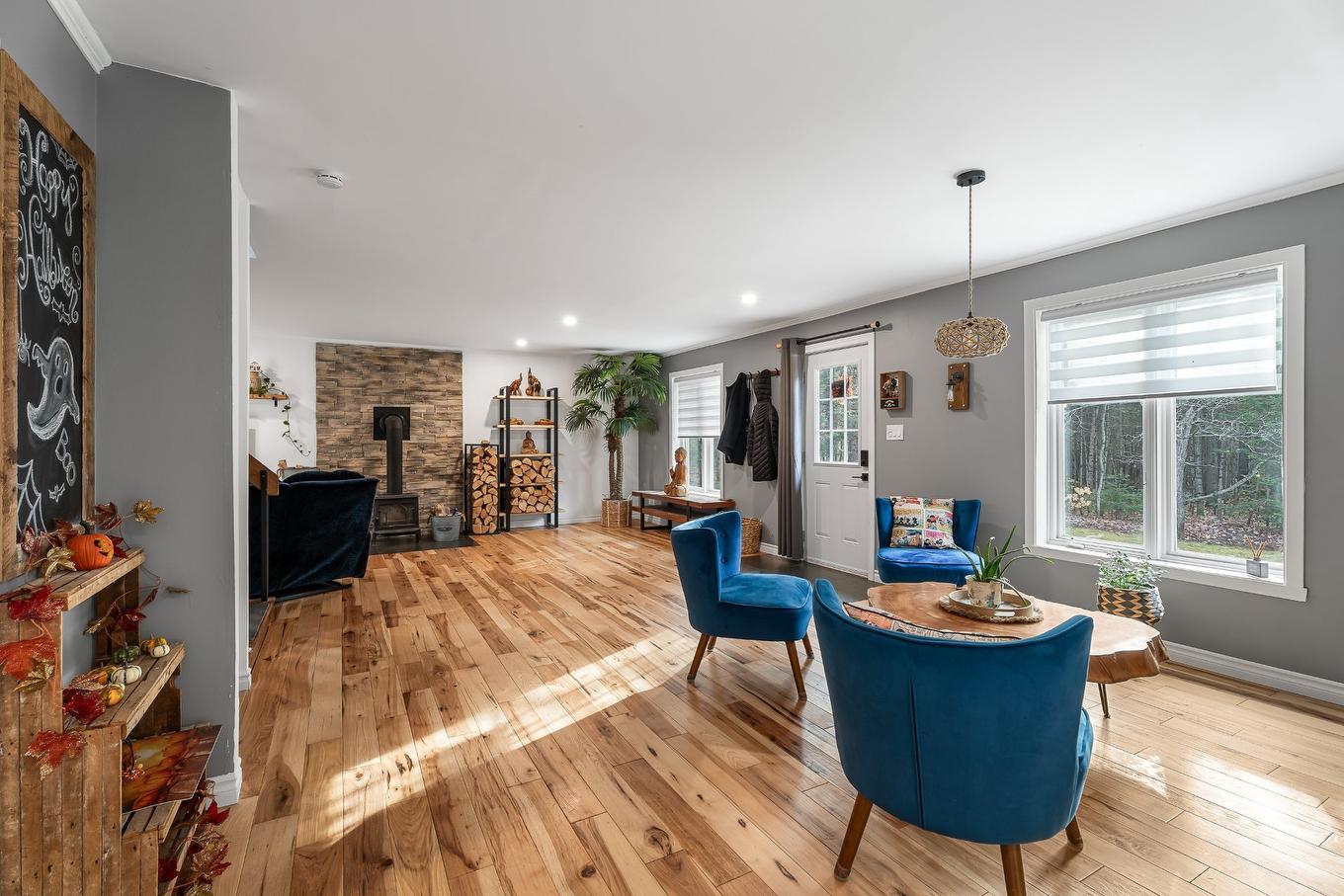 Living room - 4760 Ch. De La Doncaster, Sainte-Adèle, QC - Indoor With Fireplace