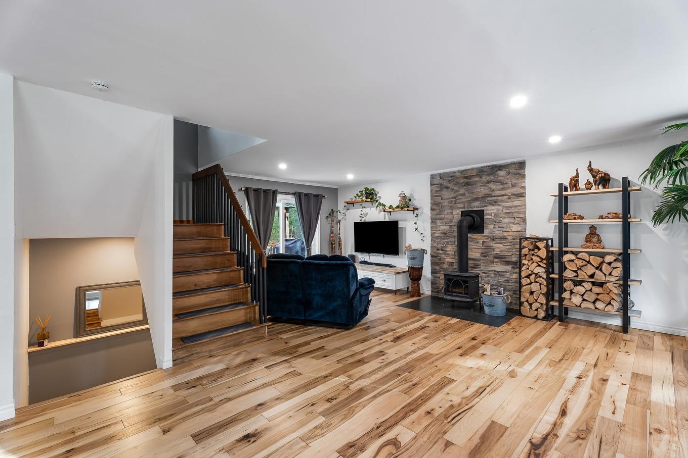 Living room - 4760 Ch. De La Doncaster, Sainte-Adèle, QC - Indoor With Fireplace