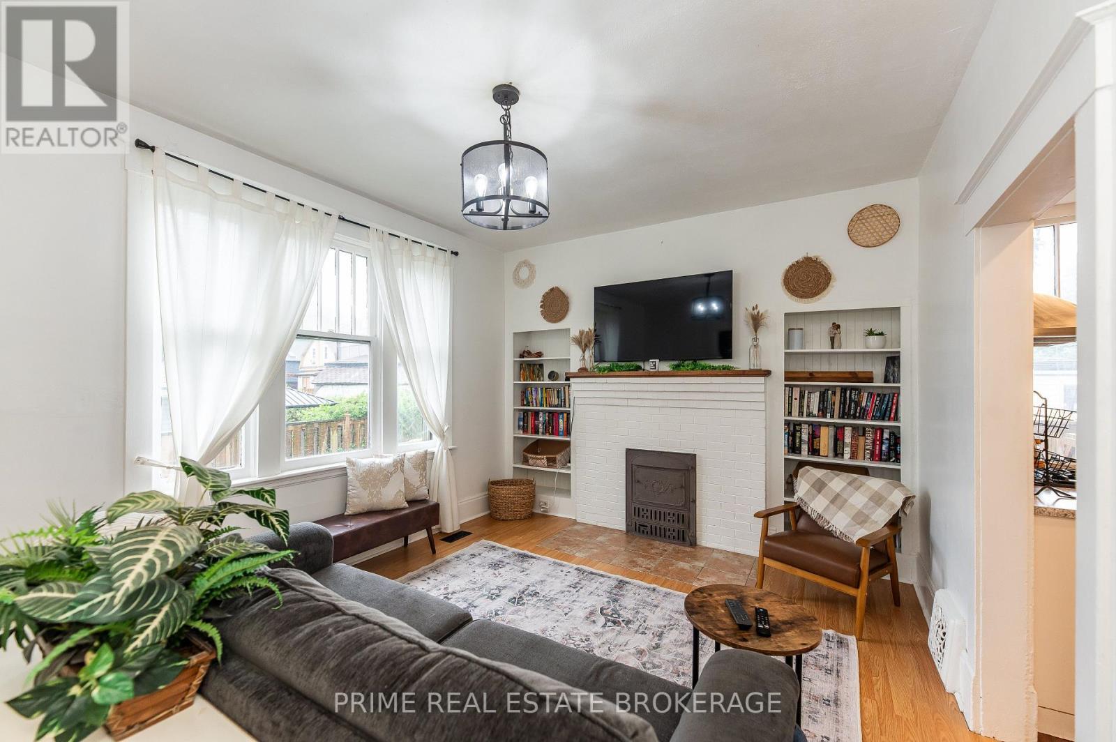72 Walnut Street, St. Thomas, ON - Indoor Photo Showing Living Room With Fireplace