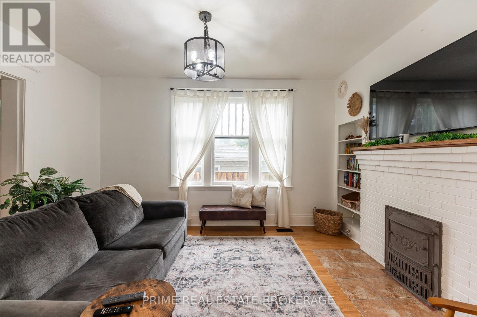 72 Walnut Street, St. Thomas, ON - Indoor Photo Showing Living Room With Fireplace