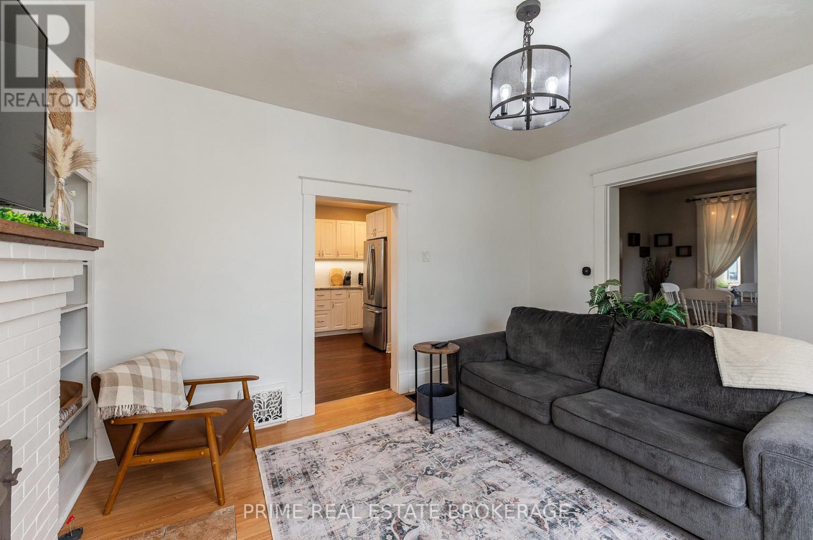 72 Walnut Street, St. Thomas, ON - Indoor Photo Showing Living Room With Fireplace