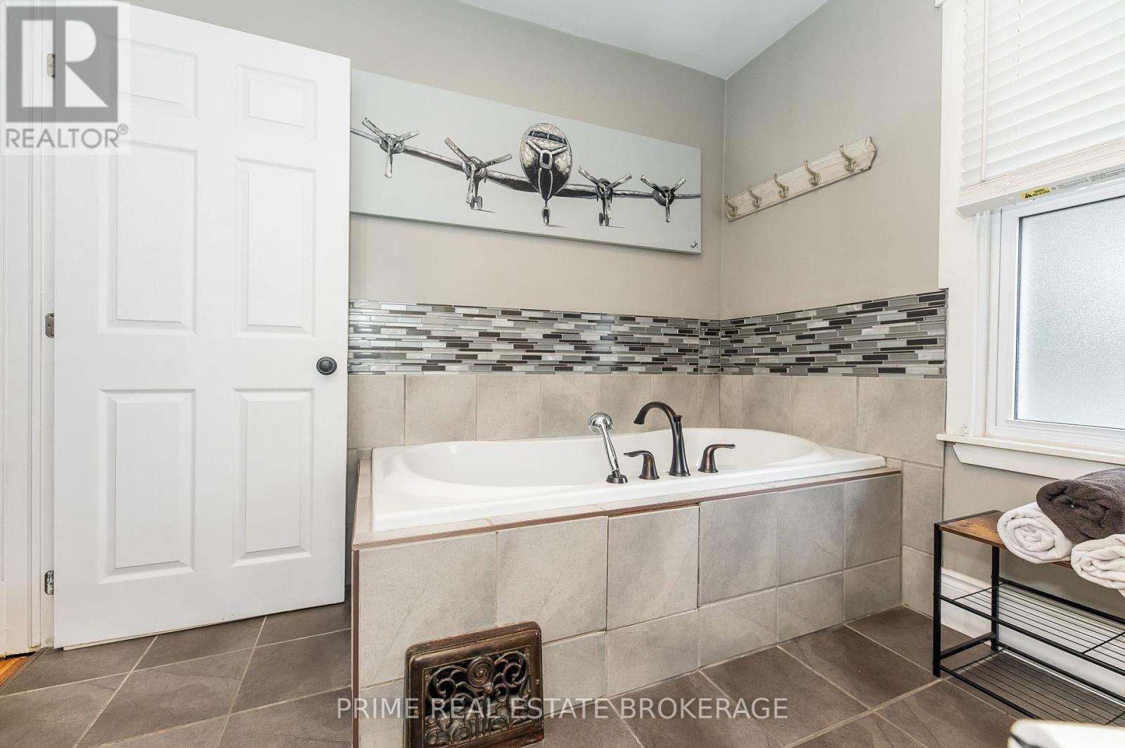 72 Walnut Street, St. Thomas, ON - Indoor Photo Showing Bathroom