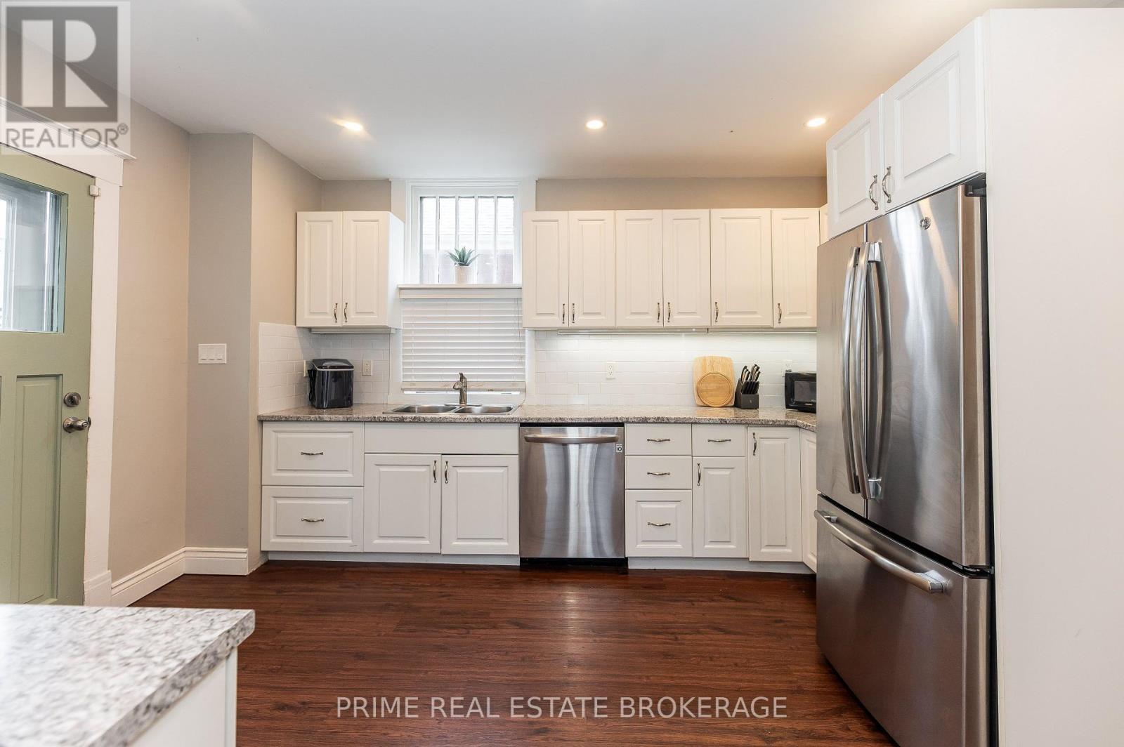 72 Walnut Street, St. Thomas, ON - Indoor Photo Showing Kitchen With Double Sink
