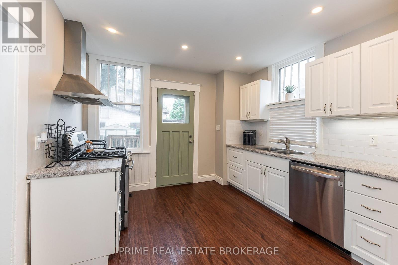 72 Walnut Street, St. Thomas, ON - Indoor Photo Showing Kitchen With Double Sink