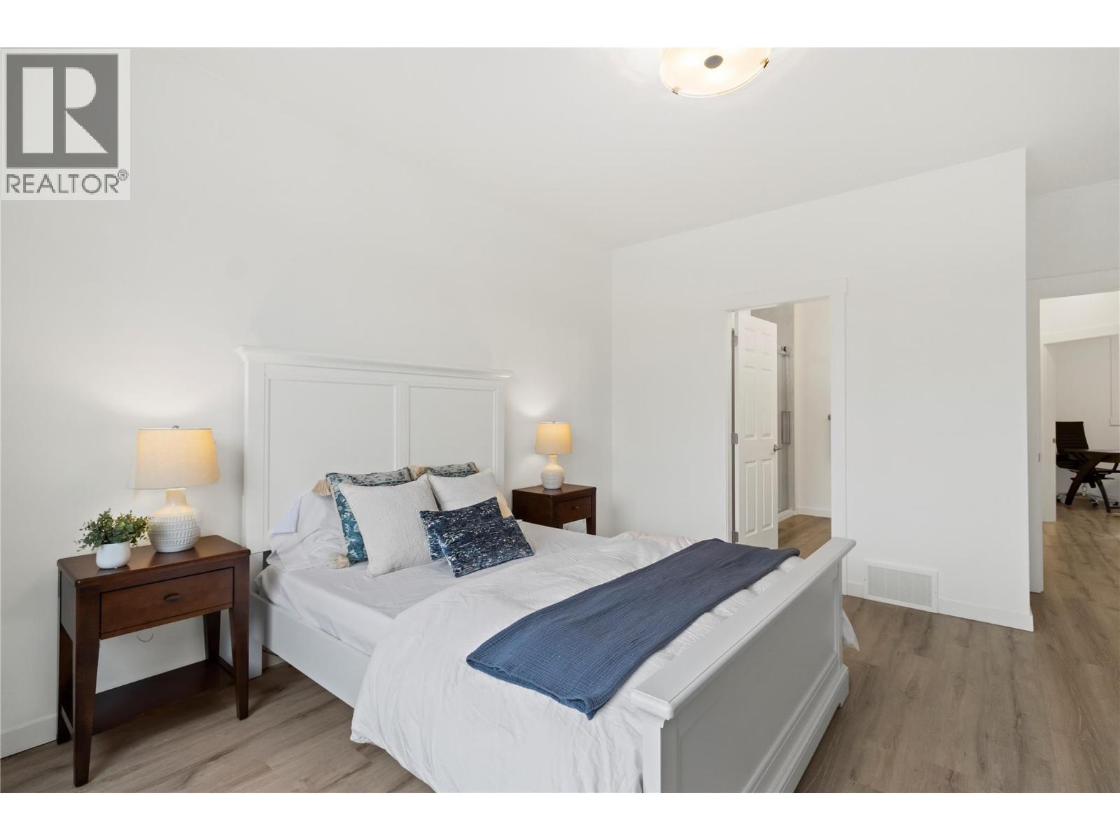 2868 Golf Course Drive, Blind Bay, BC - Indoor Photo Showing Bedroom