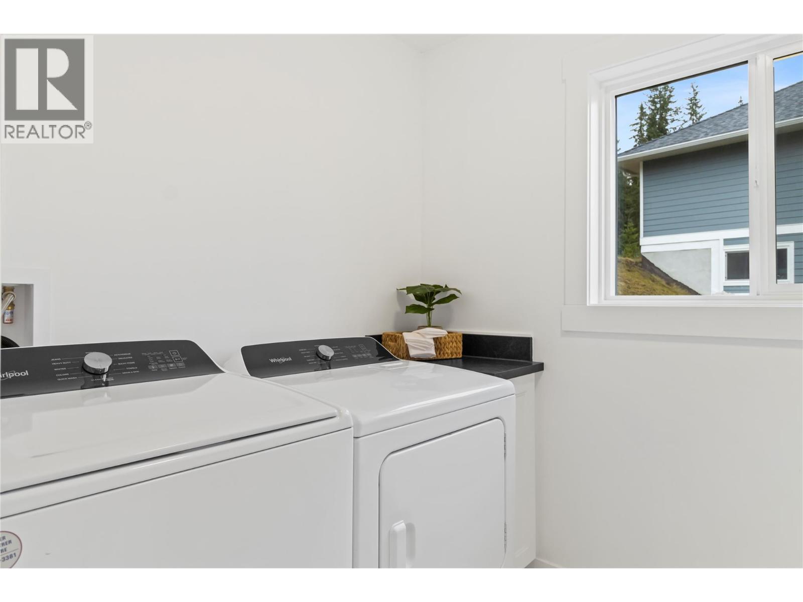 2868 Golf Course Drive, Blind Bay, BC - Indoor Photo Showing Laundry Room