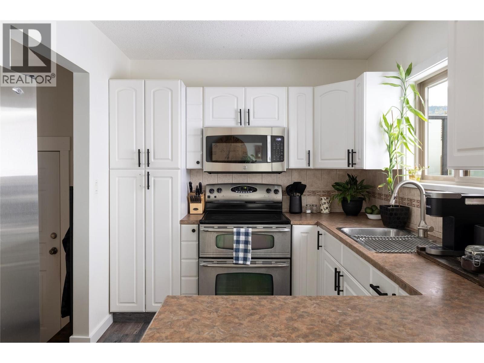 6454 Holbrook Road, Vernon, BC - Indoor Photo Showing Kitchen