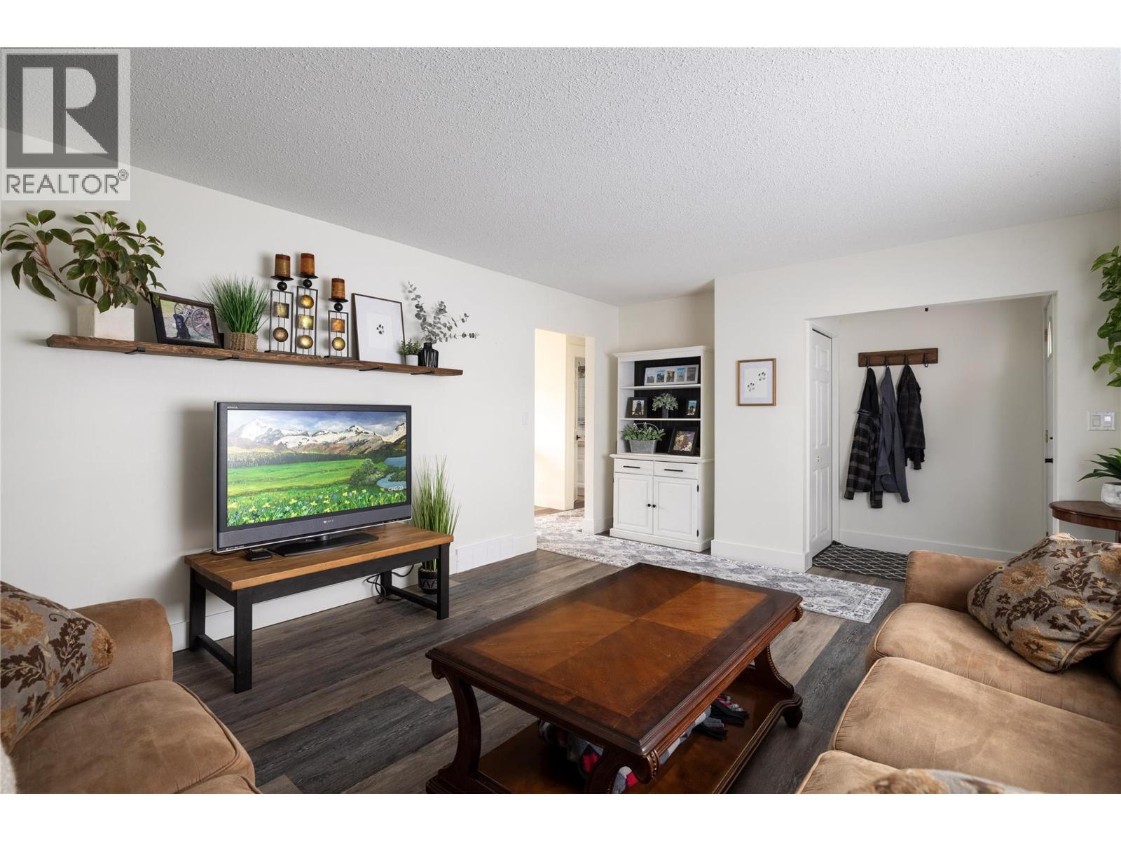 6454 Holbrook Road, Vernon, BC - Indoor Photo Showing Living Room