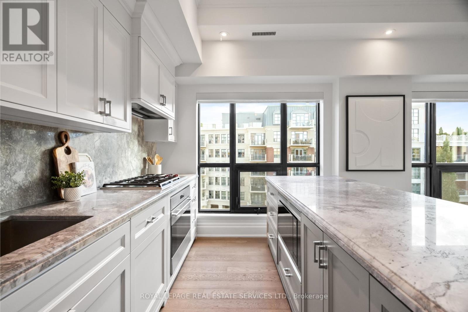 504 - 4 The Kingsway, Toronto, ON - Indoor Photo Showing Kitchen With Upgraded Kitchen