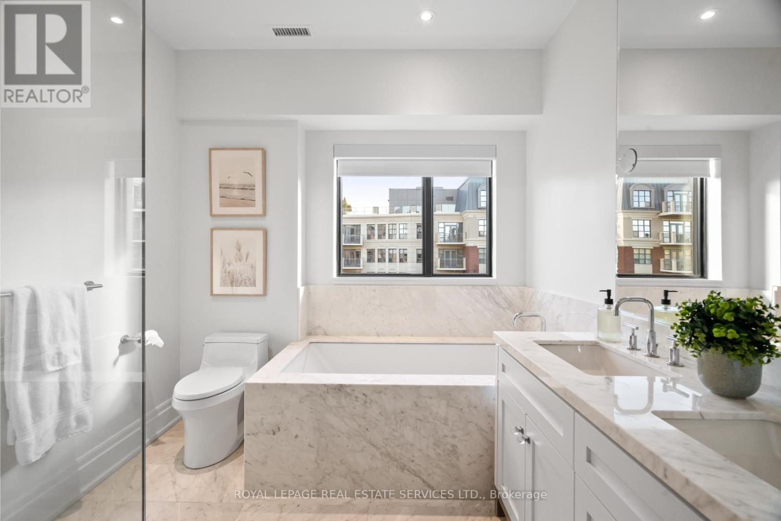 504 - 4 The Kingsway, Toronto, ON - Indoor Photo Showing Bathroom