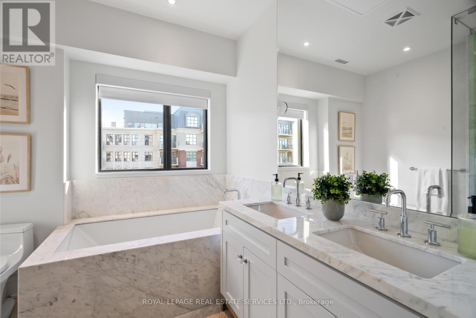 504 - 4 The Kingsway, Toronto, ON - Indoor Photo Showing Bathroom