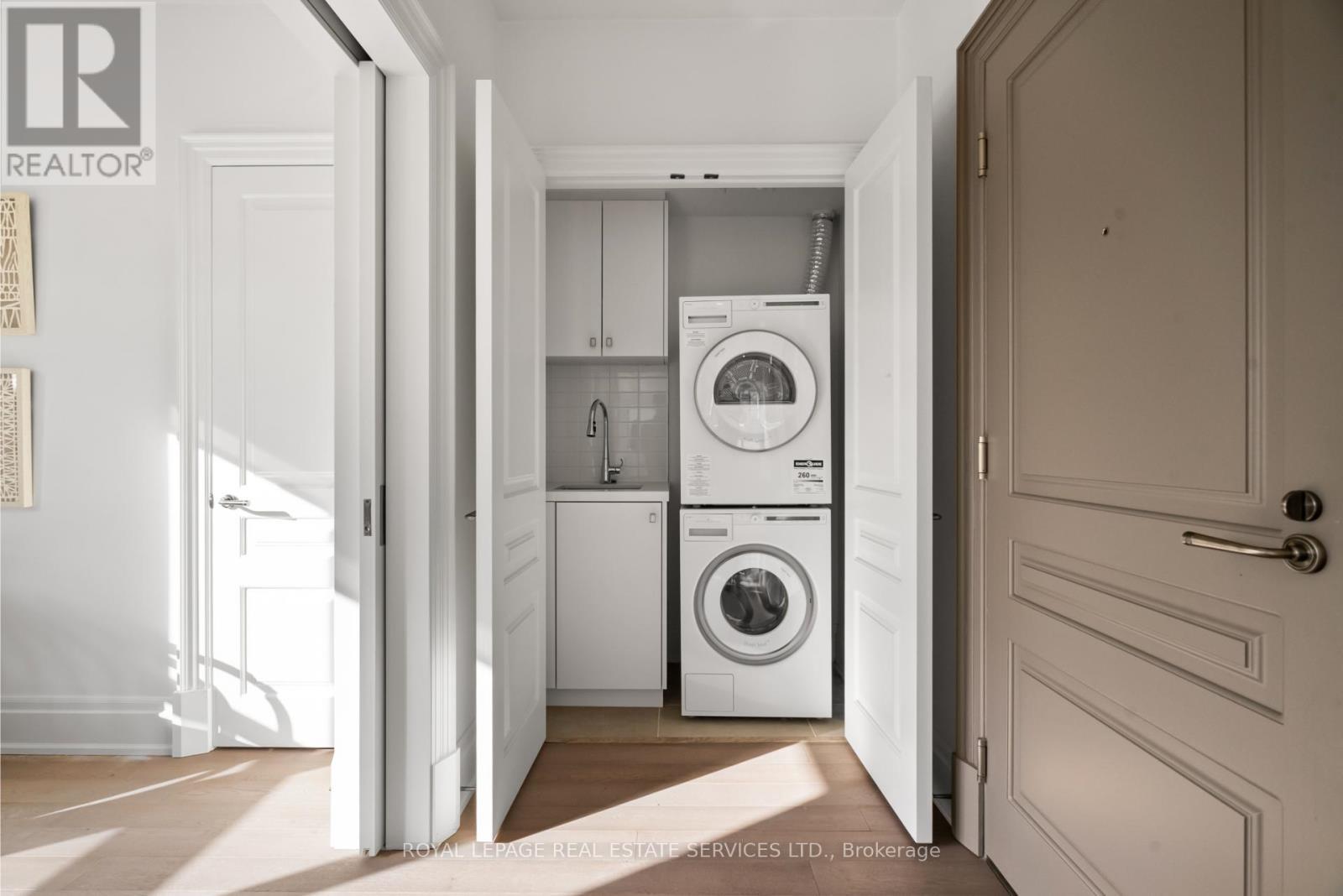 504 - 4 The Kingsway, Toronto, ON - Indoor Photo Showing Laundry Room