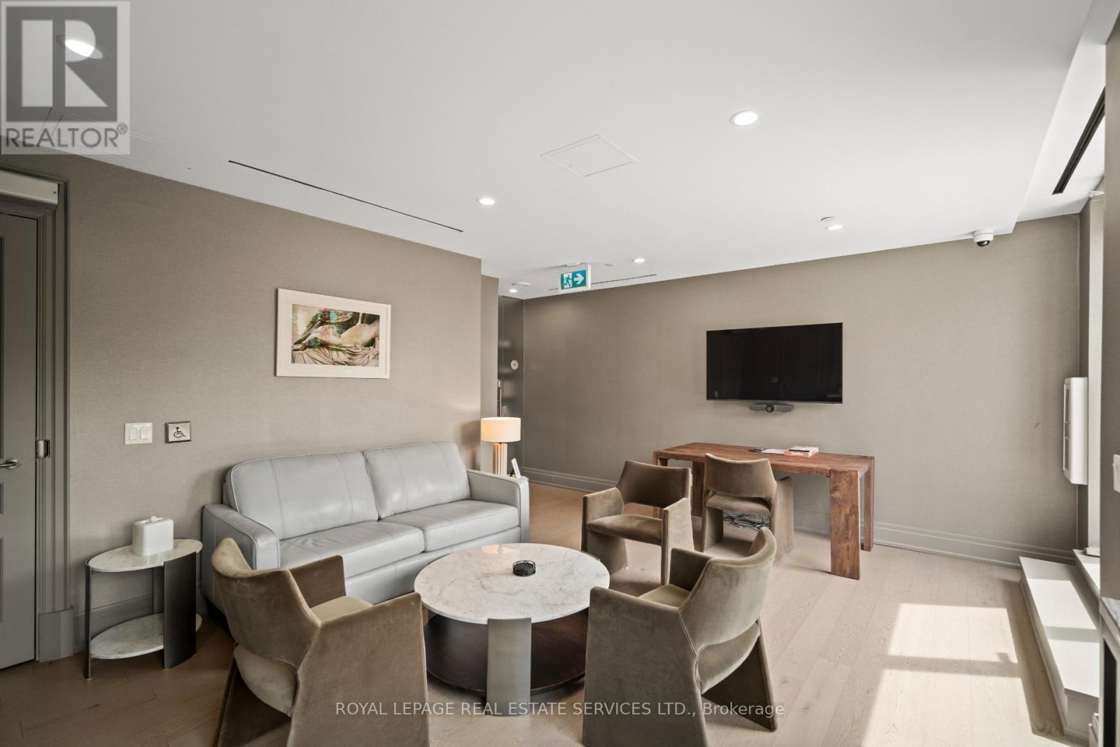 504 - 4 The Kingsway, Toronto, ON - Indoor Photo Showing Other Room