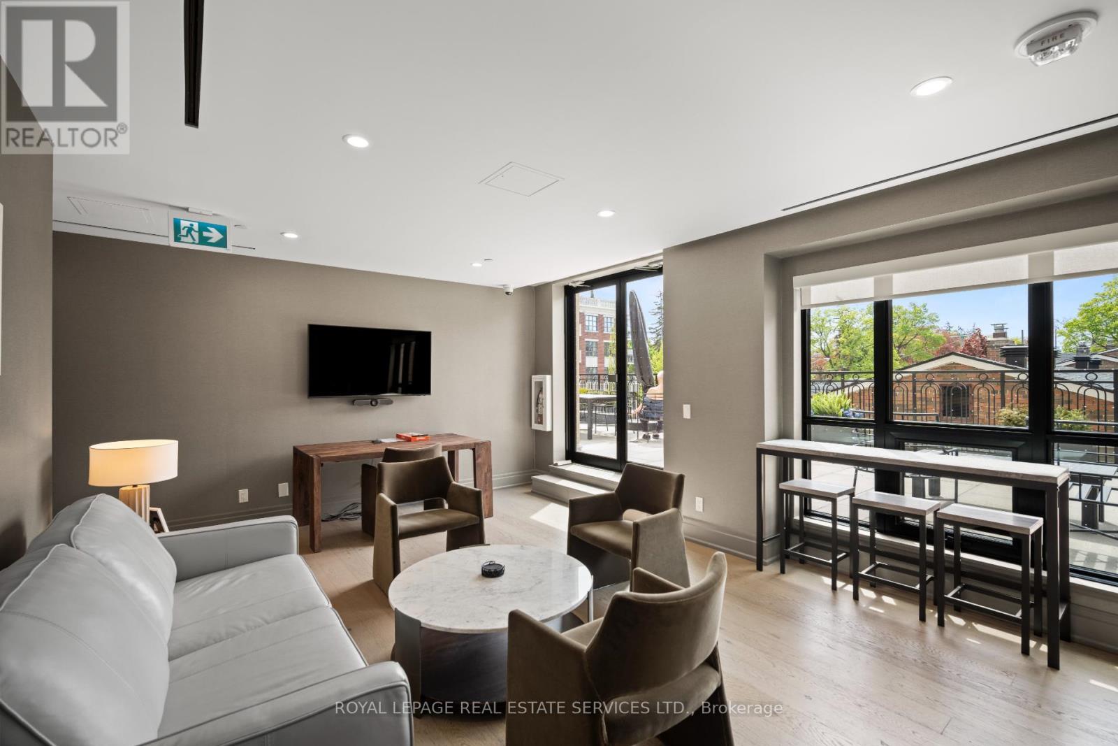 504 - 4 The Kingsway, Toronto, ON - Indoor Photo Showing Living Room