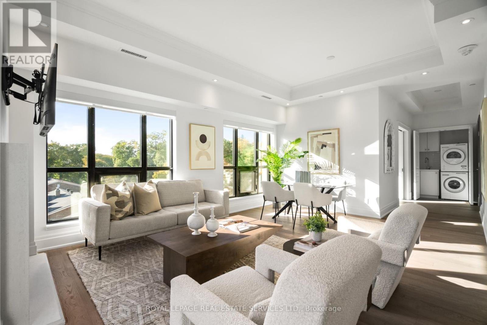 504 - 4 The Kingsway, Toronto, ON - Indoor Photo Showing Living Room