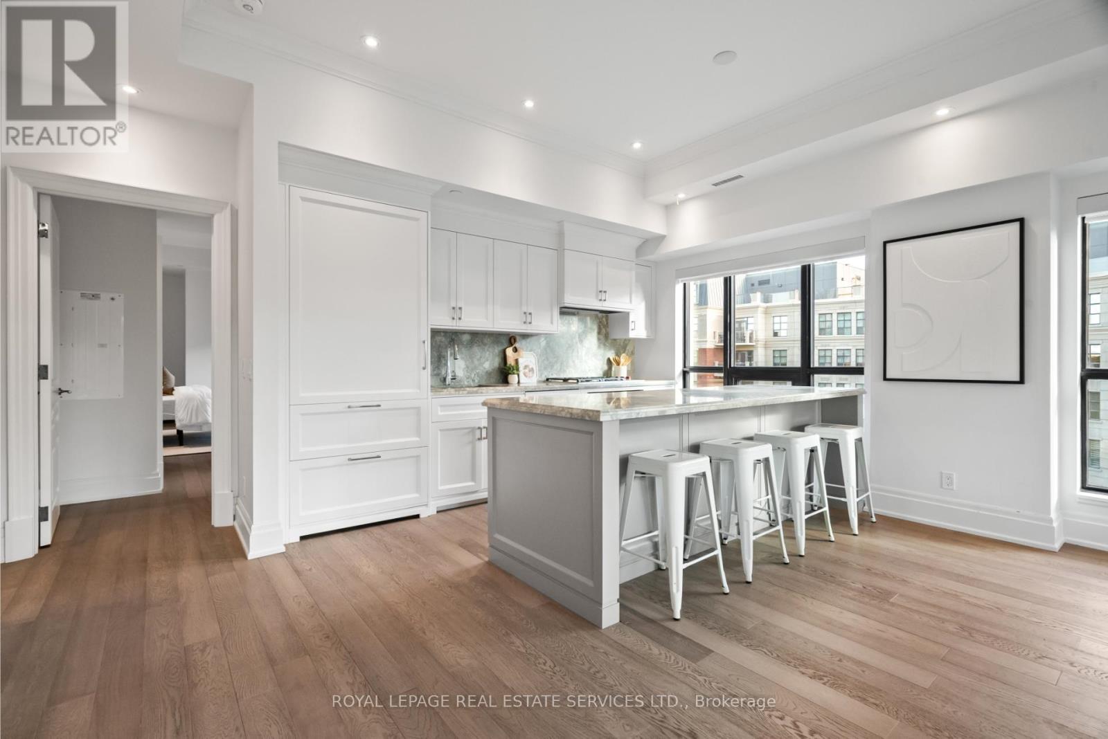 504 - 4 The Kingsway, Toronto, ON - Indoor Photo Showing Kitchen