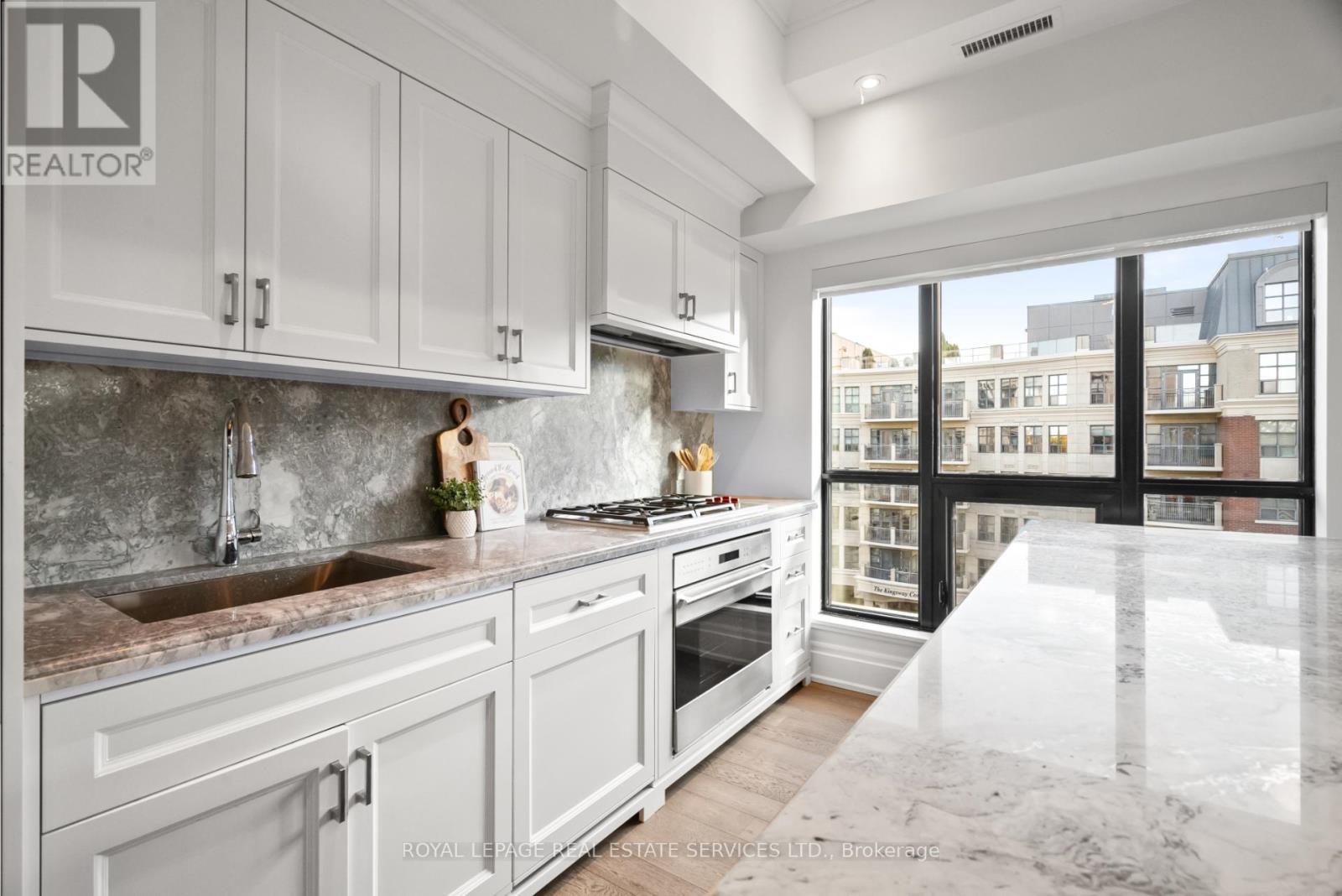 504 - 4 The Kingsway, Toronto, ON - Indoor Photo Showing Kitchen With Upgraded Kitchen