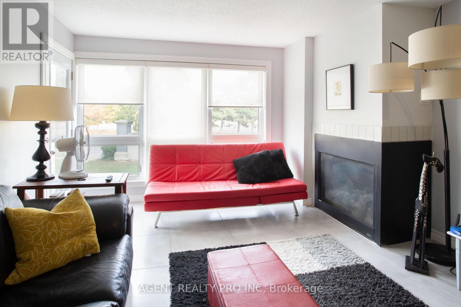 217 - 1 Jacksway Crescent, London North (North G), ON - Indoor Photo Showing Living Room With Fireplace