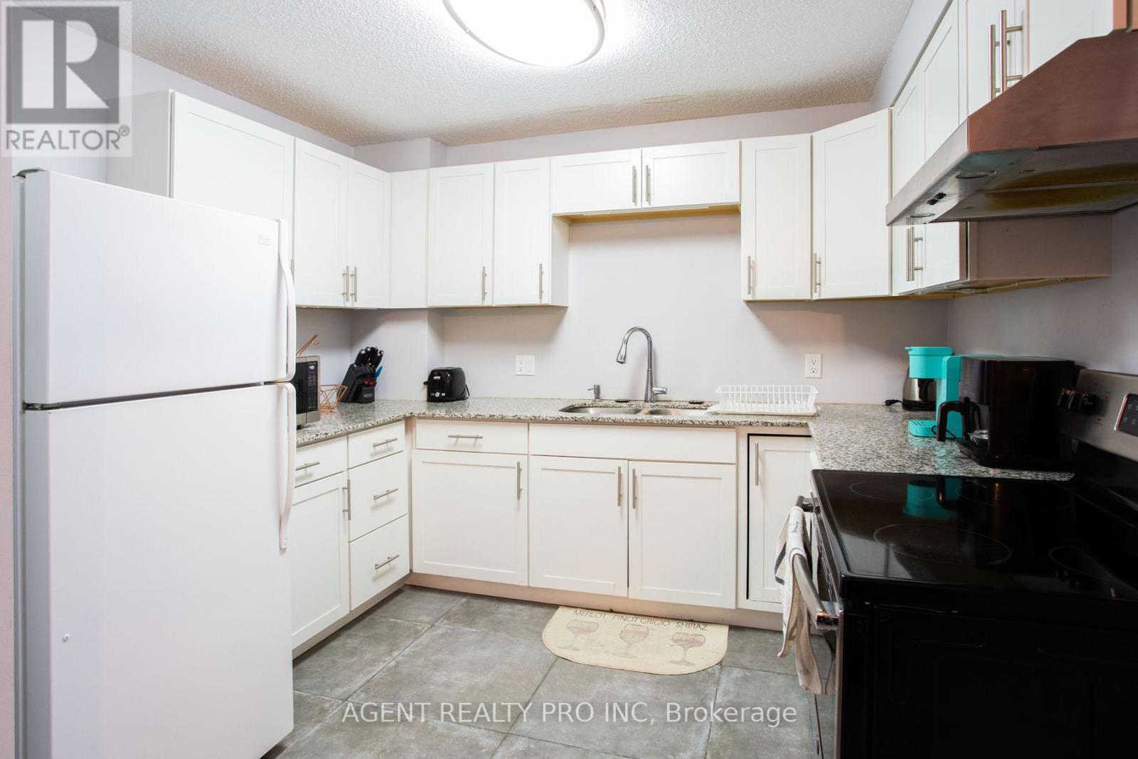 217 - 1 Jacksway Crescent, London North (North G), ON - Indoor Photo Showing Kitchen With Double Sink