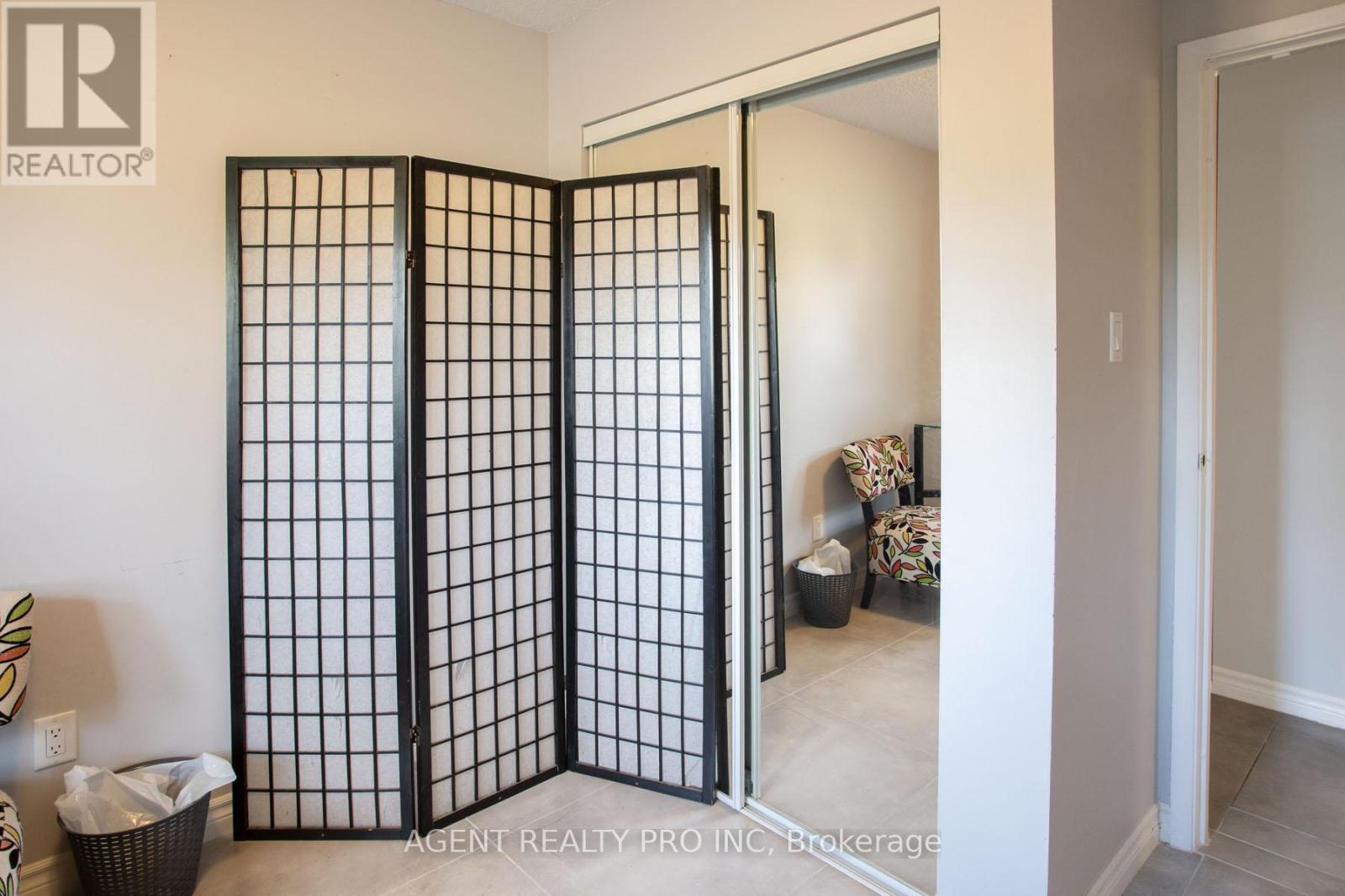 217 - 1 Jacksway Crescent, London North (North G), ON - Indoor