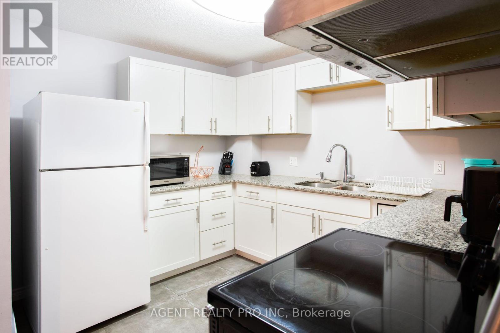 217 - 1 Jacksway Crescent, London North (North G), ON - Indoor Photo Showing Kitchen With Double Sink