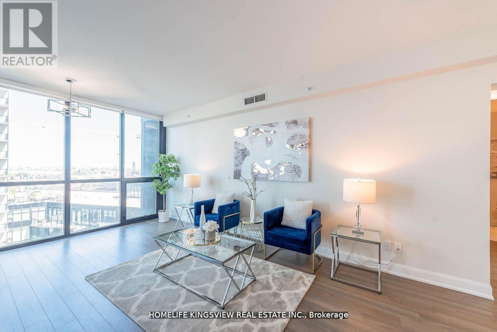 808 - 2910 Highway 7, Vaughan, ON - Indoor Photo Showing Living Room