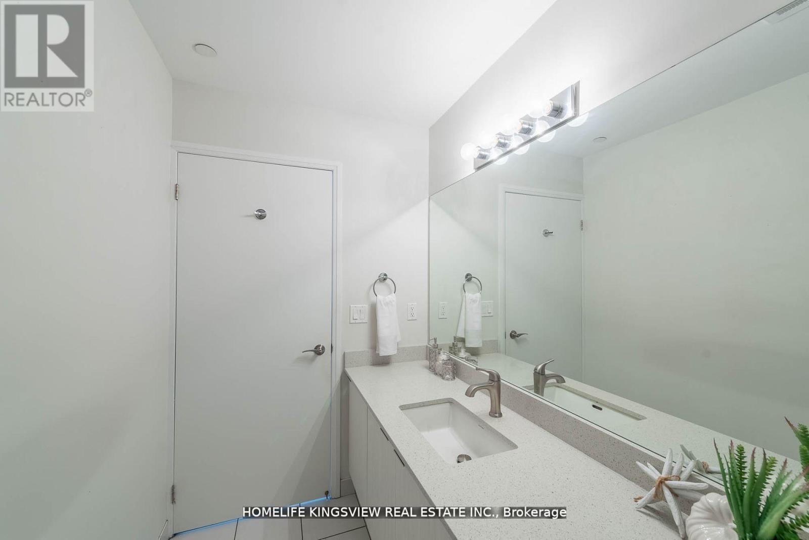 808 - 2910 Highway 7, Vaughan, ON - Indoor Photo Showing Bathroom