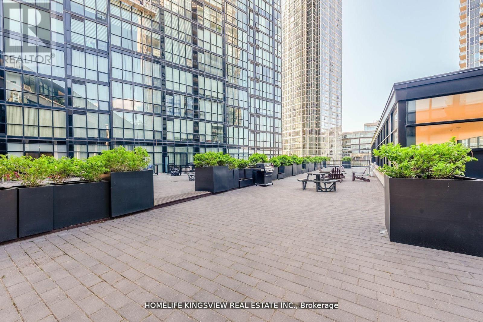 808 - 2910 Highway 7, Vaughan, ON - Outdoor