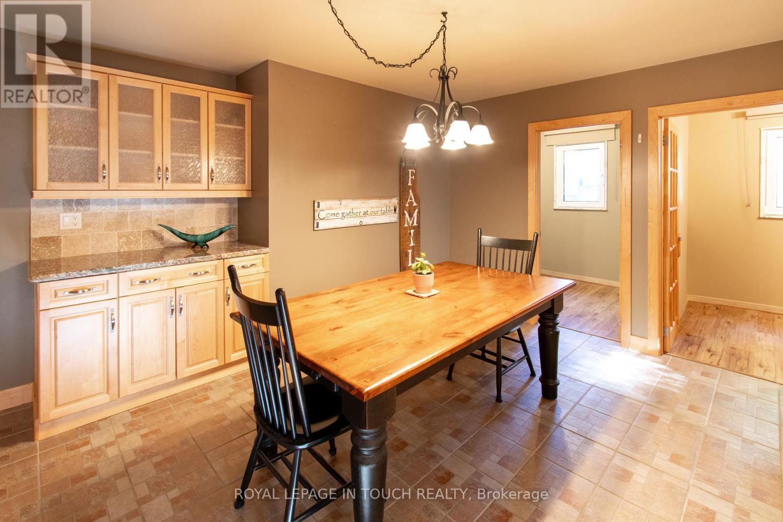 21 Robins Point Road, Tay, ON - Indoor Photo Showing Dining Room