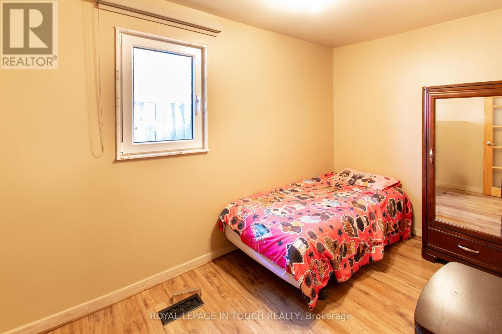 21 Robins Point Road, Tay, ON - Indoor Photo Showing Bedroom