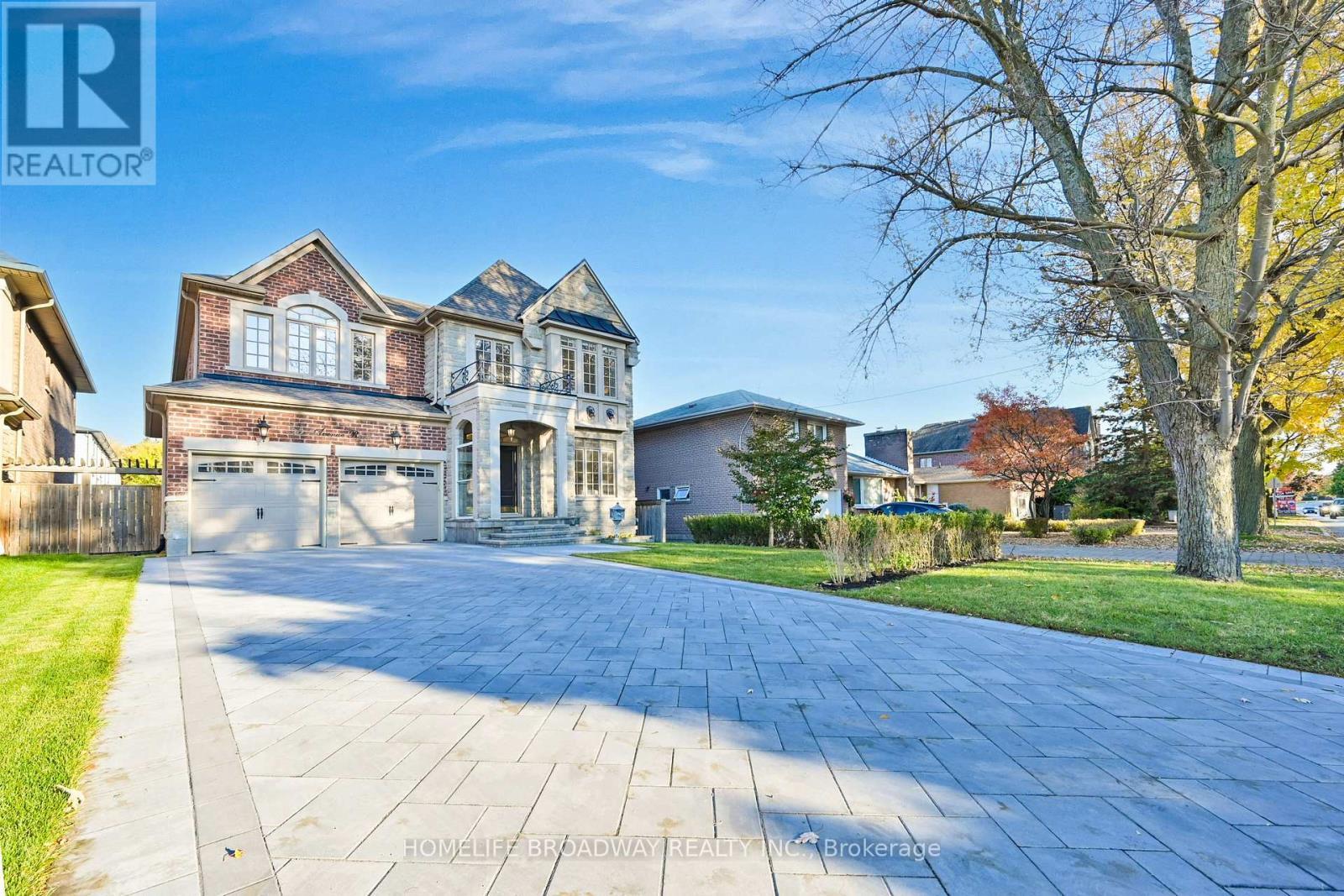 interlock brick with long driveway & no side walk - 55 Avenue Road, Richmond Hill, ON - Outdoor