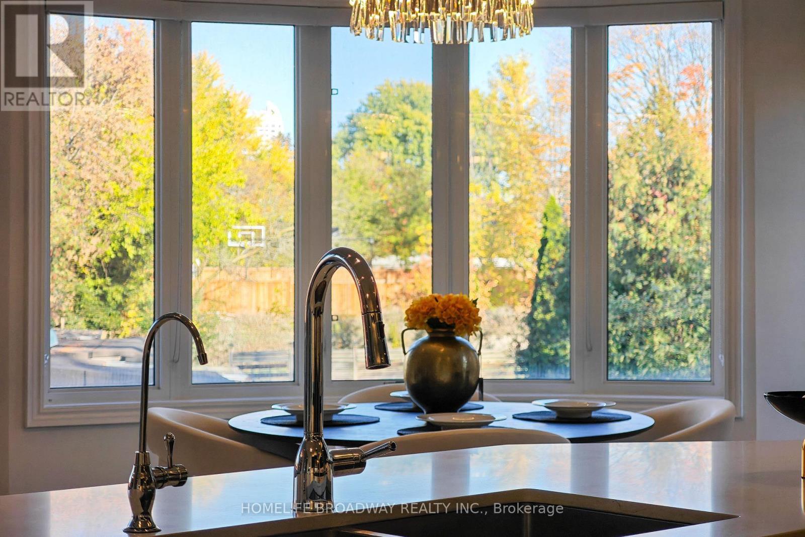 double sink - 55 Avenue Road, Richmond Hill, ON - Indoor