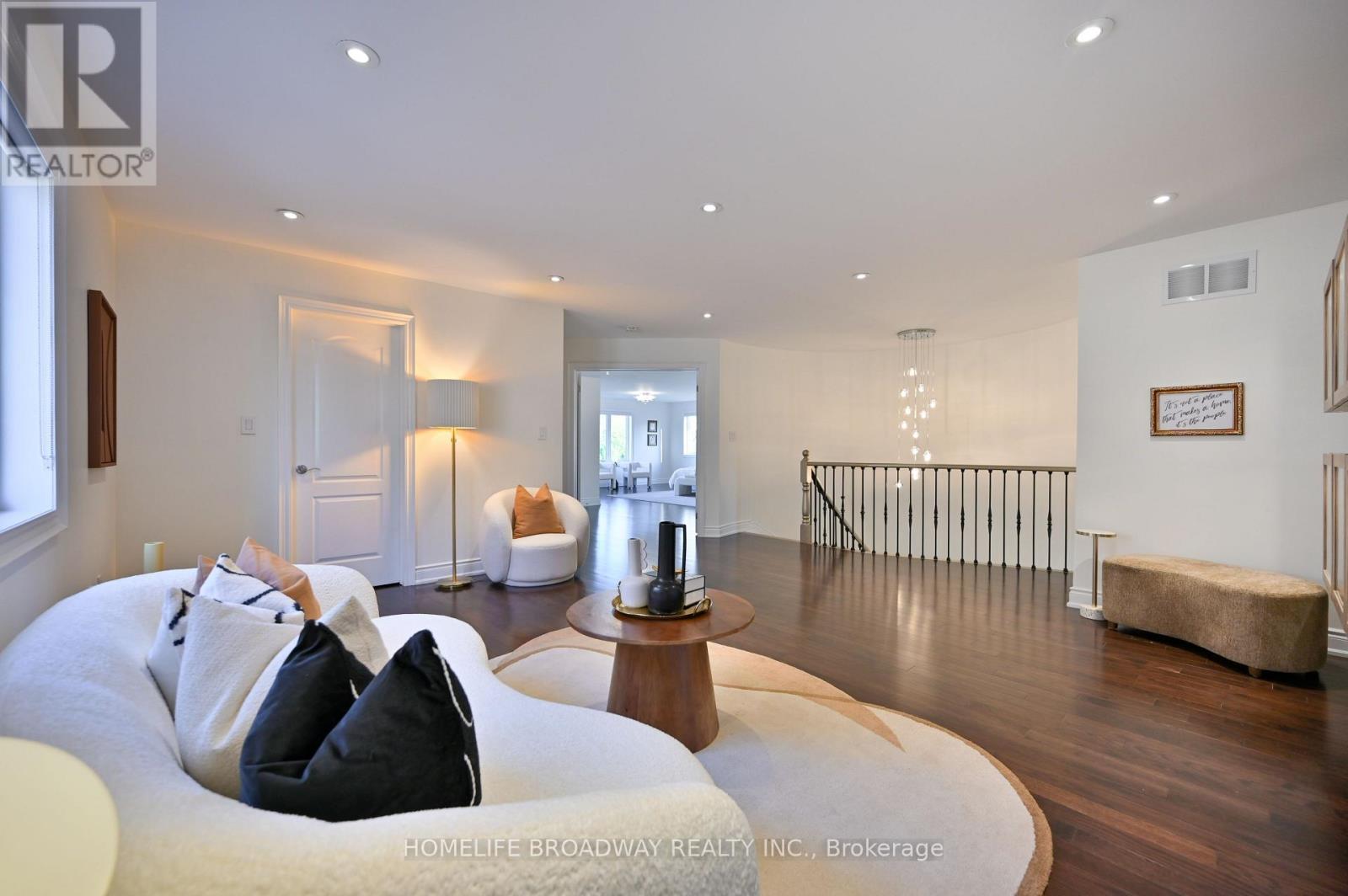 upstair sitting area - 55 Avenue Road, Richmond Hill, ON - Indoor