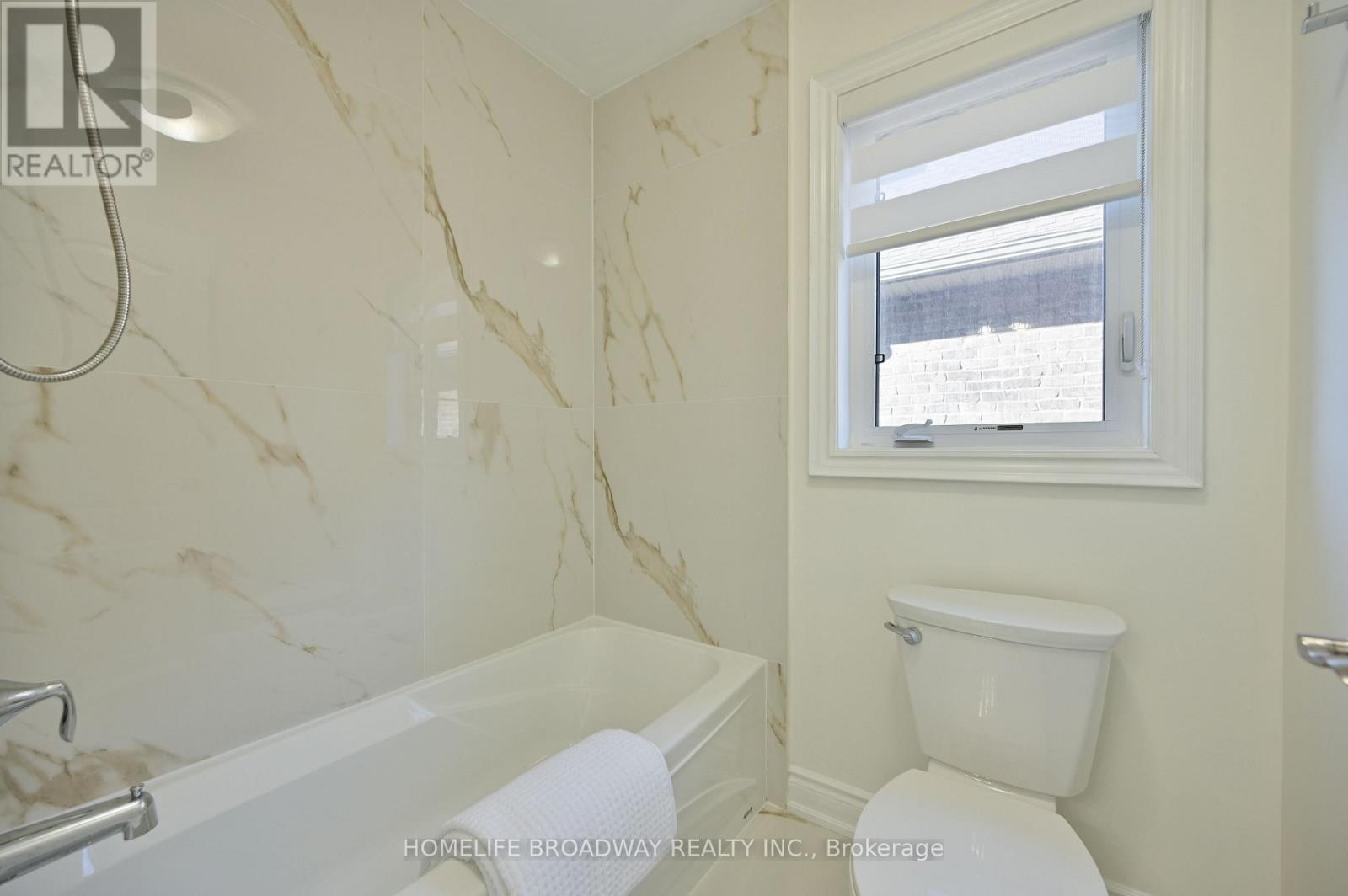 bathroom - 55 Avenue Road, Richmond Hill, ON - Indoor Photo Showing Bathroom