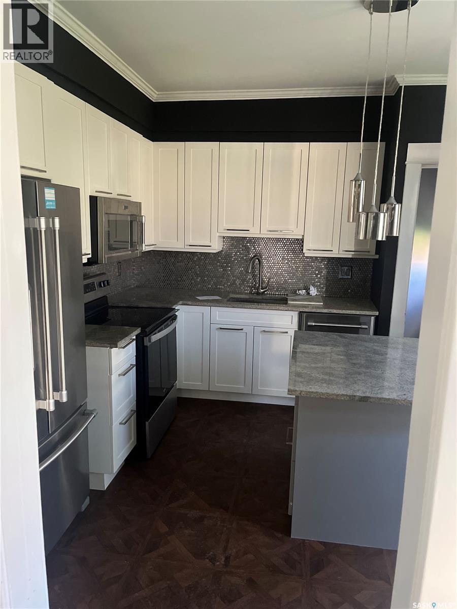 1940 Argyle Street, Regina, SK - Indoor Photo Showing Kitchen With Upgraded Kitchen
