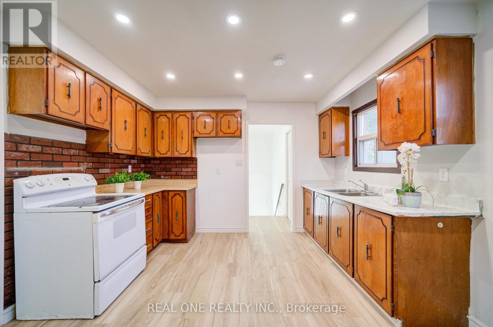 2525 Trident Avenue, Mississauga, ON - Indoor Photo Showing Kitchen