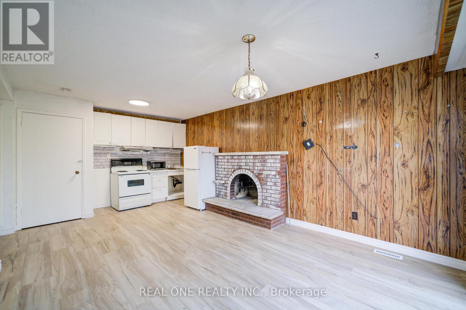 2525 Trident Avenue, Mississauga, ON - Indoor With Fireplace