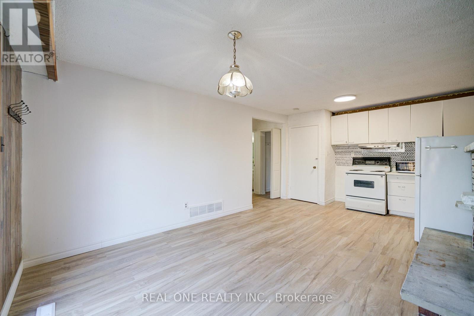2525 Trident Avenue, Mississauga, ON - Indoor Photo Showing Kitchen