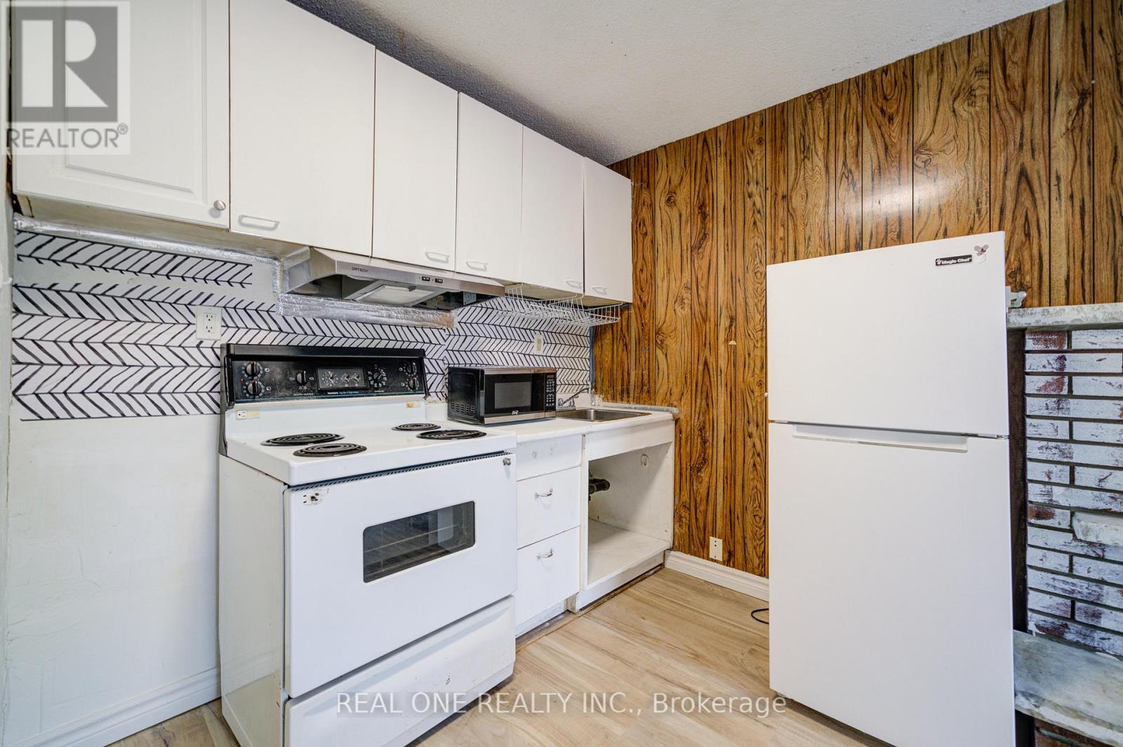 2525 Trident Avenue, Mississauga, ON - Indoor Photo Showing Kitchen