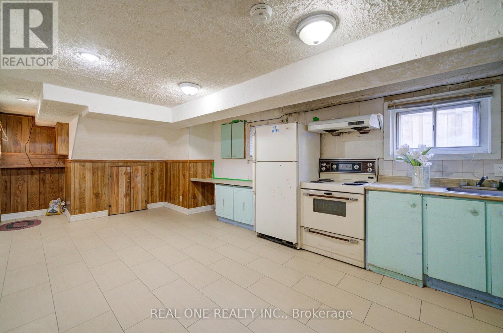 2525 Trident Avenue, Mississauga, ON - Indoor Photo Showing Kitchen
