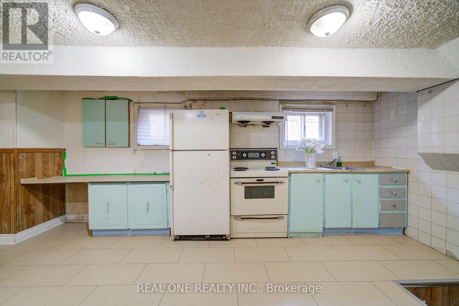 2525 Trident Avenue, Mississauga, ON - Indoor Photo Showing Kitchen