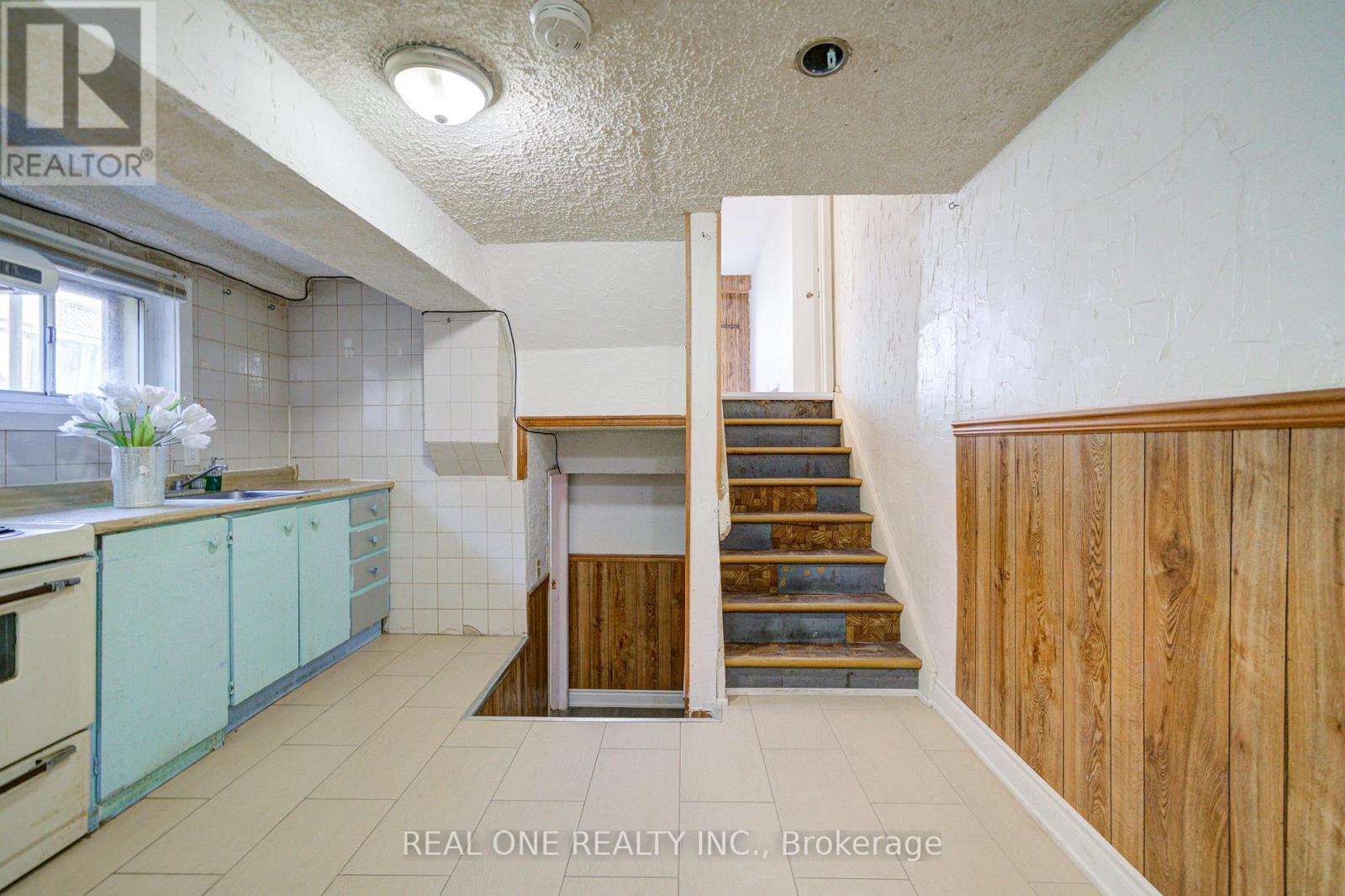 2525 Trident Avenue, Mississauga, ON - Indoor Photo Showing Kitchen
